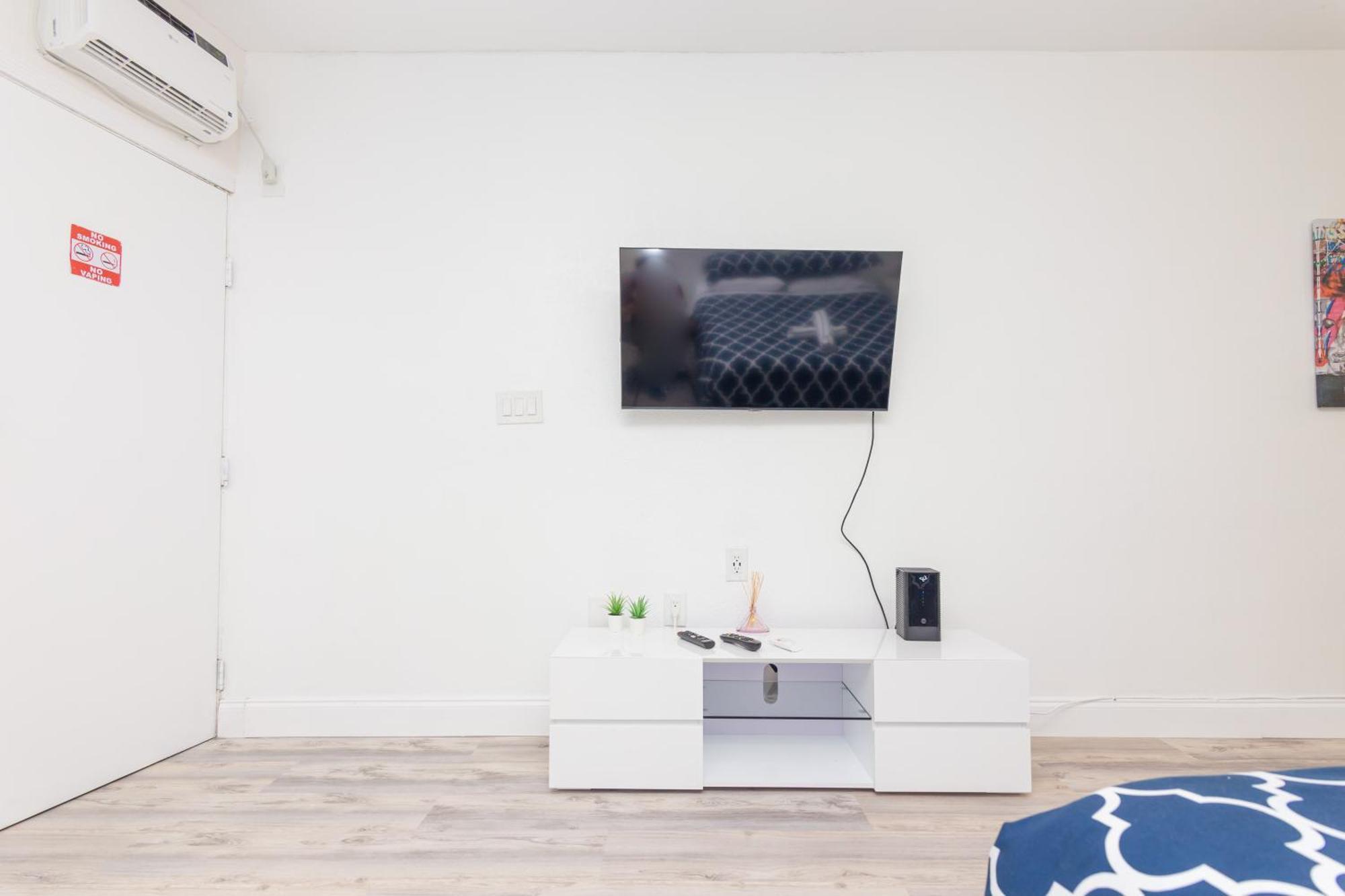 Ocean Drive Deco Apt W/2 Queen Beds, Steps 2 Beach マイアミビーチ エクステリア 写真