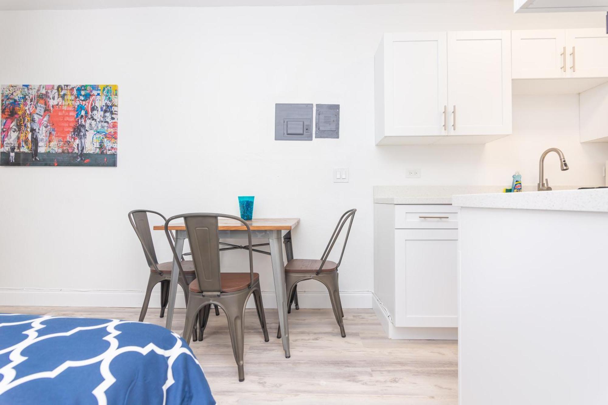 Ocean Drive Deco Apt W/2 Queen Beds, Steps 2 Beach マイアミビーチ エクステリア 写真