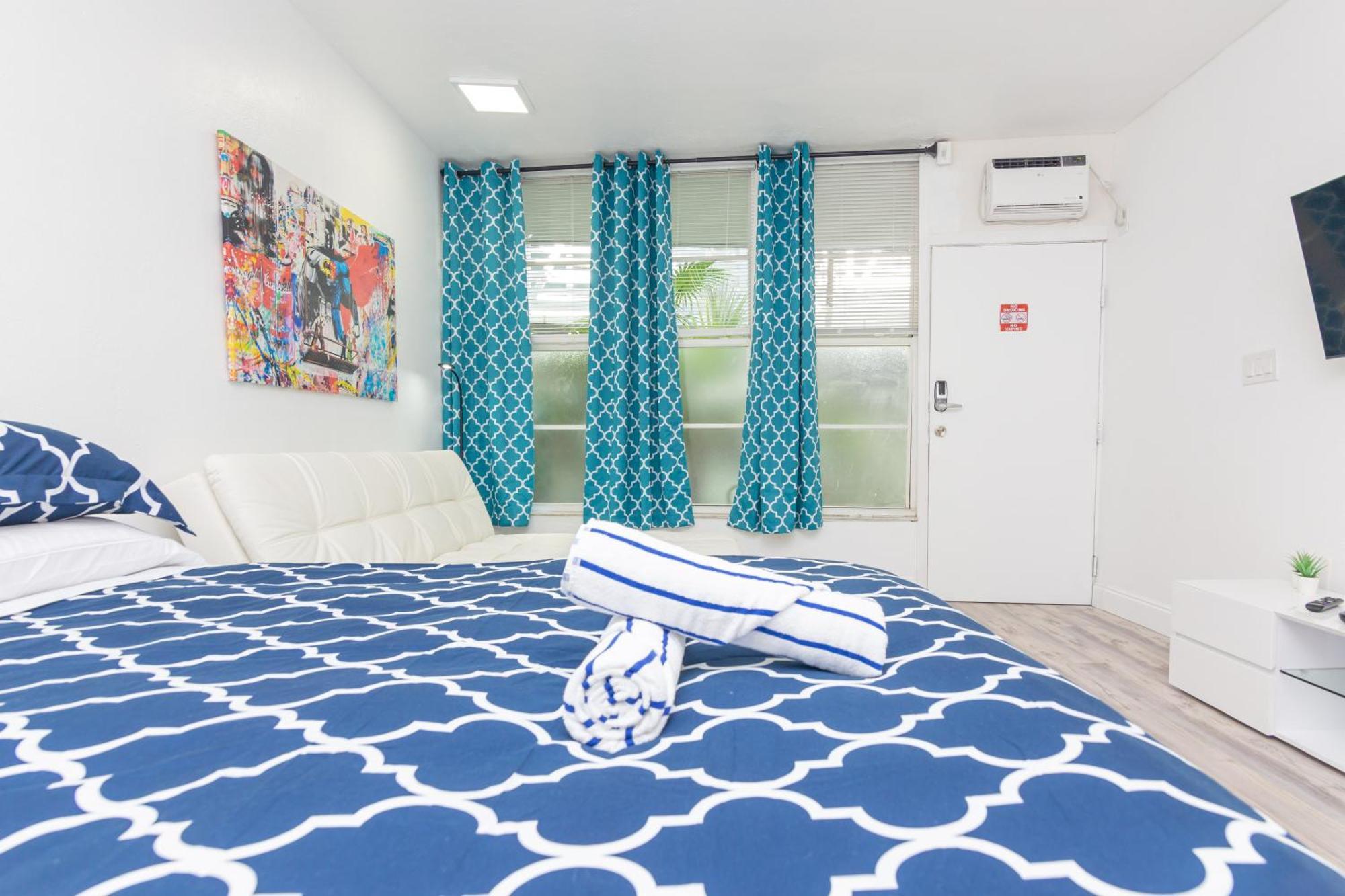 Ocean Drive Deco Apt W/2 Queen Beds, Steps 2 Beach マイアミビーチ エクステリア 写真