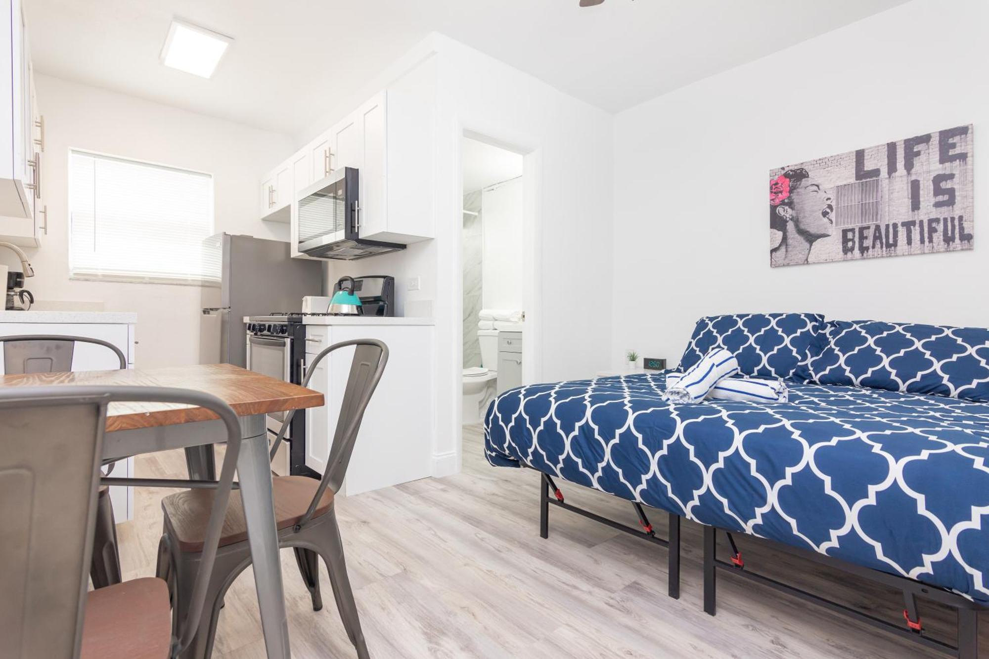 Ocean Drive Deco Apt W/2 Queen Beds, Steps 2 Beach マイアミビーチ エクステリア 写真