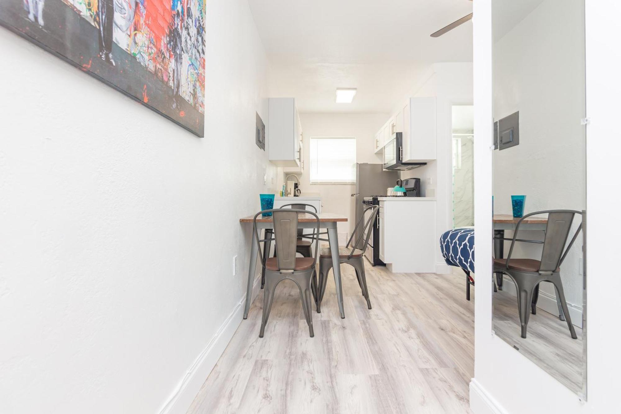 Ocean Drive Deco Apt W/2 Queen Beds, Steps 2 Beach マイアミビーチ エクステリア 写真