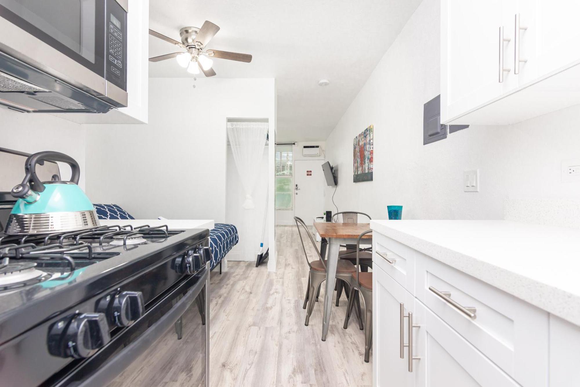Ocean Drive Deco Apt W/2 Queen Beds, Steps 2 Beach マイアミビーチ エクステリア 写真