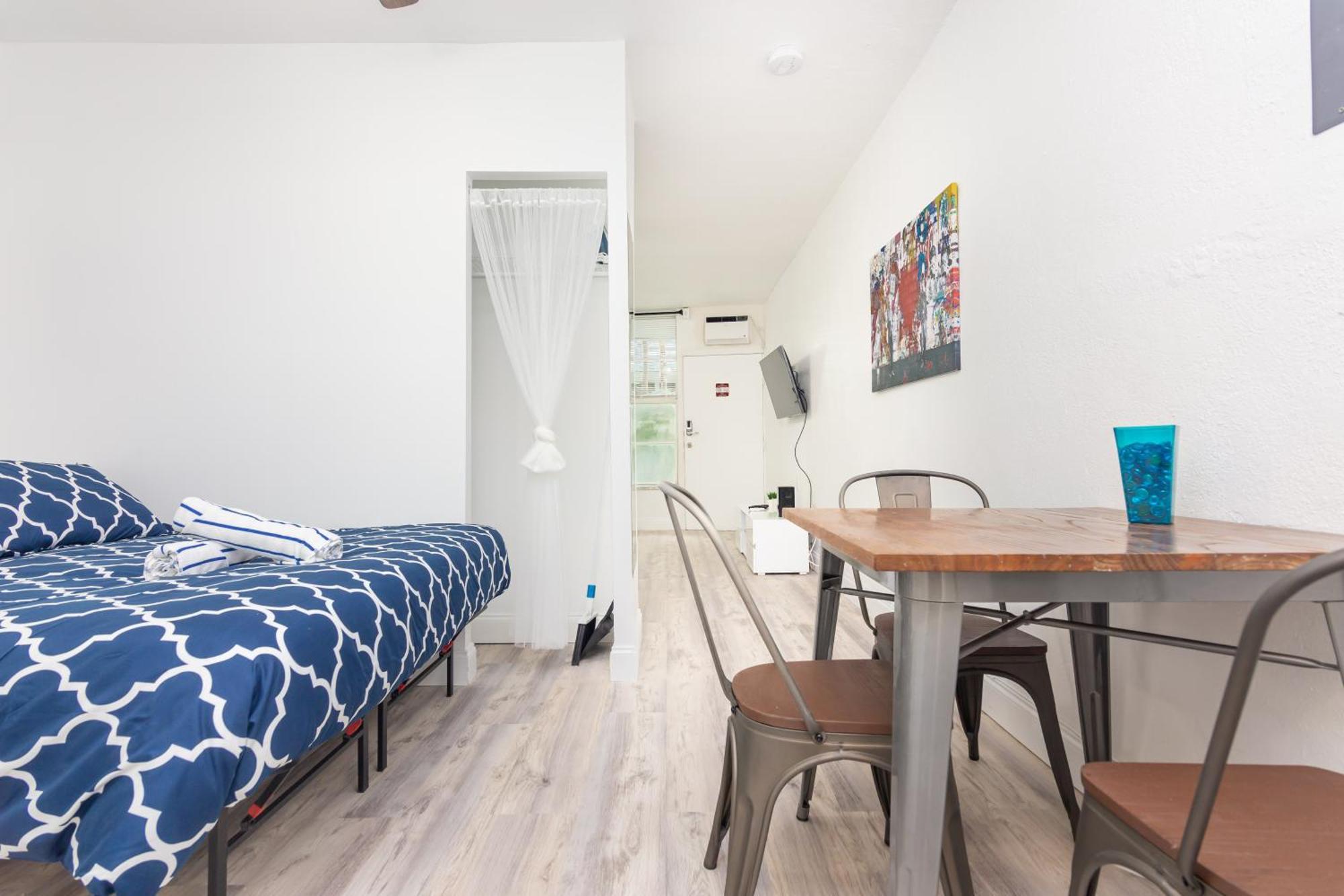 Ocean Drive Deco Apt W/2 Queen Beds, Steps 2 Beach マイアミビーチ エクステリア 写真