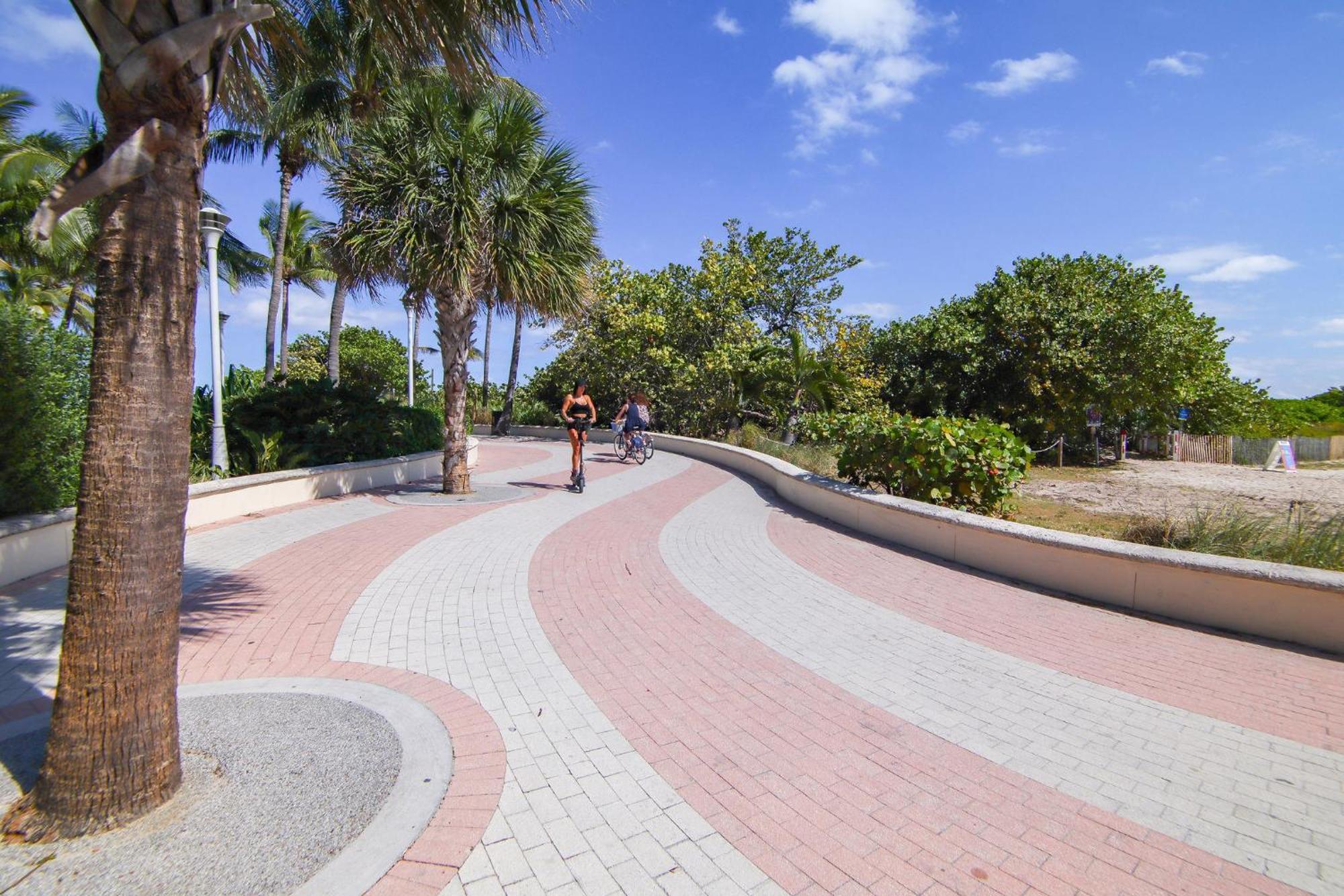 Ocean Drive Deco Apt W/2 Queen Beds, Steps 2 Beach マイアミビーチ エクステリア 写真
